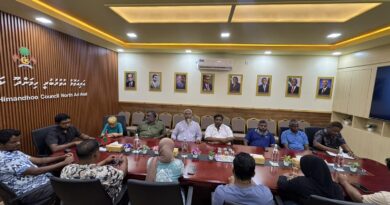 ބަނދަރުގެ ނެރުފައިކަށި ބަދަލު ކުރުމުގައި ހިމަންދޫ ރަށުގެ އޮޑިވެރިންނާއި، ކަމުވޮށިގެންވާ މީހުން އަދި އިސް ރަށްވެހިންގެ މަޝްވަރާ ބައްދަލުވުން ބޭއްވުން
